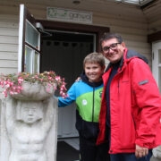 Doktor Toomsoo ütles, et tema lemmikkoht Kärdlas on kohvik Gahwa ja palus loo juurde teha pildi endast koos poja Karliga just selle kohviku, mitte haigla juures.