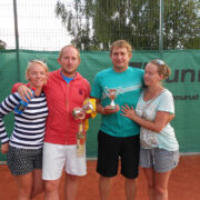 Hiiumaa Open 25 võitjad, inglane Leigh Morgan (vasakul) ja Rein Aksim koos hiidlannadest kaasade Pille Pukspuu ja Kätly Kaibaldiga.