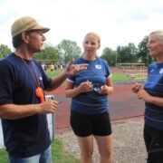 MTÜ Hiiumaa Võrkpall asutajad Kristi Linkov (keskel) ja Marge Vähter 57. Hiiumaa võrkpalliturniiri peakohtuniku Mati Kiiveriga nõu pidamas.