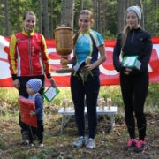 Pjedestaali kõrgeimal astmel hoiab suurt karikat Kati Rüütelmaa (Hiiumaa OK), vasakul hõbemedali omanik Kati Rooni (OK Orvand), pronksikohal Karin Kallisma (Hiiumaa OK).