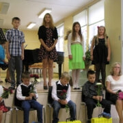 114aastases Lauka põhikoolis alustas tänavu läbi aegade väikseim esimene klass – neli õpilast, pildil koos klassijuhataja Luule Heistega.