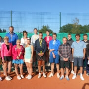 Tennise Hiiumaa MV täiskasvanutele osalejad: esireas (vasakult) Kristiina Mäe, Johanna Matto, Kaisa Malk, Lotta Kaups, Marek Sahtel, Leemet Käär, Braien Kasser, Aare-Villu Kattel ja Krista Pärn, tagareas (vasakult) Jaanus Mäe, Tanel Malk, Kadri Räis, Liisa Apri, Kaisa Männamaa, Richard Esta, Tõnis Pärn.