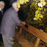 Seltsi liige Endel Lepisto pingile tahvlit kinnitamas.