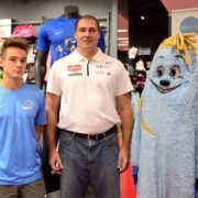 Mitmevõistleja Hans-Christian Hausenberg, olümpiavõitja Gerd Kanter ja TV 10 Olümpiastarti maskott Täheke hooaja avapeol.