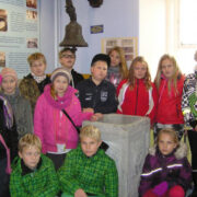 Käina kooliteatri lapsed Kunda tsemendimuuseumis istuvad (vasakult) Eduard Transtok, Marten Laupa ja Karoliina Mustkivi, seisavad Greete-Liis Rünt, May Kane, Georg Rüütel, Triinu Lepamaa, Karlis Saarna, Kevin Huuk, Anna-Maria Mustkivi, Catlin Hüüdma, Käti Romandi ja Aiki-Kerlin Paap.