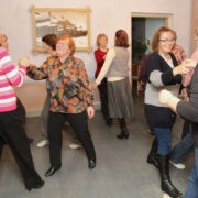 Martad tantsuproovis (vasakult) Heli Harak, Liivi Engso, Liisi Ülemaantee, Hirlande Kiivit, Saima Sedrik, Ludmilla Träder (seljaga), Nadja Tammeveski ja Astrid Sedrik.