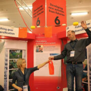 Tuuli Tammla ja Imre Kivi messiboksi üles seadmas.