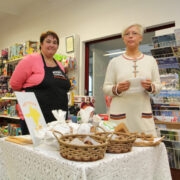 HTÜ senine juhataja Merlin Tõnis pakkus Hiiu Pagari leibu Evelin Ilvese leivaraamatu esitlusel Kärdla Konsumis.