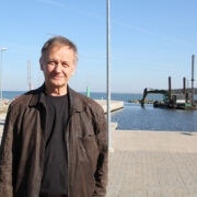 Roograhu sadama omanik Jari Lindroos, taamal süvendaja sadamasuust pinnast ammutamas.