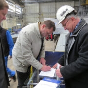 Tallinna Sadama juhatuse esimees Allan Kiil allkirjastab koostööleppe, kõrval on Remontowa projektijuht Maciej Poprawski.