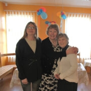 Kärdla nukuteatri vabatahtlikud (vasakult) Sigrid Väärtnõu, Elena Linkov ja Aili Kibuspuu.