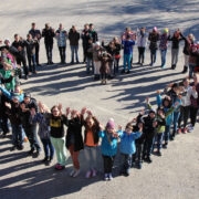 Lauka põhikooli lapsed tegid südamenädala puhul kooliõuele õpilastest koosneva südame.