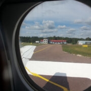 Vaade Aviesi lennuki aknast Kärdla lennujaamas.