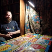 Autor Tiit Kerves kõigi kümne seni ilmunud ristsõnaraamatuga “Taip”.