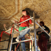 Tõnu Vorms, Kristiina Taluri ja Kaisa Milsaar konserveerivad Suuremõisa lossi söögisaali lage.