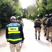 Politsei eriüksuse võitlejad põgenenud kurjategija jälgedel. Nende jälgedel omakorda on õppuse hindaja.