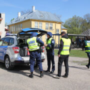 Esimene politseipatrull jõudis koolimaja juurde mõne minutiga, kuid ei tormanud kohe majja – esmalt pandi paika tegevusplaan ja selga turvavarustus. Vasakul õppuse juht Kalvi Almosen.
