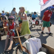 Igaaastane seebikarbiralli toob Põllumäelt laskuvale Põllu tänavale rõõmsa melu – pilt mulluselt rallilt. Esiplaanil võiduka Lotte auto juht Siiri Talts.