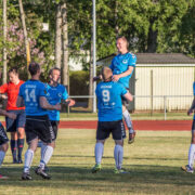 VÕIDURÕÕM: Pärast võiduväravat haaras Sander Laur värava autori Heimar Haviku sülle. Vasakult Janno Johanson (nr 24), kohtunik Reelika Turi, Steven Linkov (nr 14), Steven Saarnak, Sander Laur (nr 9), Heimar Havik ja Tõnis Koppel.