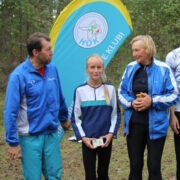 Eliise Keskülal on viimase ajal aina sagedamini asja kõrgeimale poodiumikohale, pildil koos Toomas Masti ja treener Anu Sauega mullu Tahkunas toimunud orienteerumise teatevõistluste oma vanuseklassi võtjana.