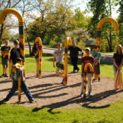 Emmaste puhkpilliorkestri lapsed Sigulda pargis, mis pühendatud populaarsetele jalutuskeppidele.