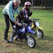 Hannes Prikk mullusel Kõpu motopäeval noori krossimootorrattureid juhendamas.