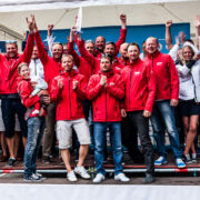 ORC I grupi esikolmik, keskel hoiab purjekakujulist trofeed Olympicu kapten Tiit Vihul.