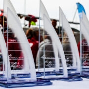 Klaasikunstnik Agnes Tormi valmistatud klaasist trofeed.