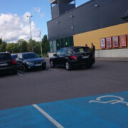 Kolmapäeval hakkas Selveri poe külastajale silma auto, mille juht oli parkinud otse poe ette, väljaspoole parkla piiri, sulgedes nii suure osas parkla väljasõiduteest.