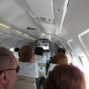 Aviesi pankrotihaldur Veli Kraavi eesmärk on, et firma saaks jätkata liinilende. Pildil reisijad Aviesi lennuki salongis.