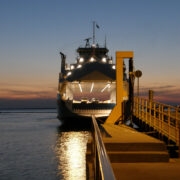 Parvlaev Hiiumaa saabub Heltermaa sadamasse.