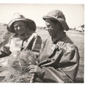 Heimar Sakla (paremal) kalurikolhoosi Hiiu Kalur aegadel, 1970. aasta paiku koos Elmar Aksliga Haldi sadamas.