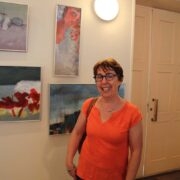 Prantsusmaa harrastuskunstnike õpetaja Françoise Monnier Kärdla kultuurikeskuses näituse töödega.