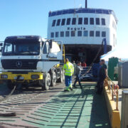 Reedel kell 10 Rohukülast väljunud laevareisil juhtus äpardus ühe seguautoga, mille mootor Heltermaa sadamas enam ei käivitunud ja mida esimesel katsel ei õnnestunud pukseerida kaugemale kui aparellile. Kuni saabus uus ja võimsam traktor, mis takistuseks olnud seguauto ära vedada jaksas, kulus kolmveerand tundi. Juhtunu tõttu jäi hiljaks ka Tallinnast tulnud hommikune kiirbuss.