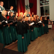 Segakoor Hiiula laulab naiskoori Heliko sünnipäevakontserdil.