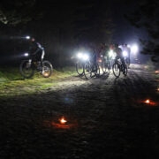 Jalgratturid esimesel Ristna öösõidul.