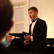 Tambet Kikas esineb Round Table muusikakonkursil.