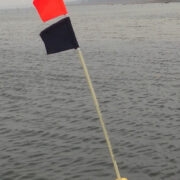 Olulise uuendusena peab vardale kinnitama vähemalt 2 cm laiused helkurribad.