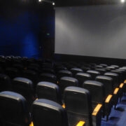 Kui eelmine kinosaal oli puutoolidega ja punastes toonides, siis uus pehmete istmetega ja sinistes toonides