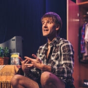 Näitleja Andres Oja kutsub oma monotükki vaatama eelkõige emasid ja isasid, kellel on kodus kasvamas poeg, aga loomulikult ka kõiki teisi, kes head Ameerika huumorit armastavad. Nalja saab.