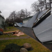 Laupäeva öösel lendas tuule poolt lahti rebitud pool kortermaja katusest garaaži ja maja vahele pargitud autode peale.