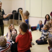 Krista Leisberg õpib noorliikmetega kodutütarde ja noorkotkaste seadusi.