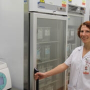 Regionaalhaigla verepanga vanemarst dr Kadri Rohtla veretoodete säilitamiseks mõeldud spetsiaalsete külmikute juures.