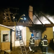 Päästjad elumaja kustutamas.
