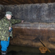 Urmas Selirand veest tühjaks pumbatud punkris.