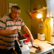 Kõplane Andrus Roosa võttis kätte ja tegi valmis oma elu esimesed verivorstid, hiiu keeli makid.