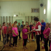 Treener Ülle Paasoja õnnitleb rahvastepalli võitjavõistkonda.