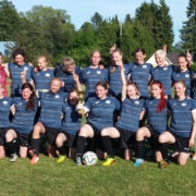 Jalgpall on üha populaarsem ka Hiiumaa naiste seas. Pildil meie jalgpallinaiskond, kes tänavuse Hiiumaa–Saaremaa maavõistluse võitis 5:3.