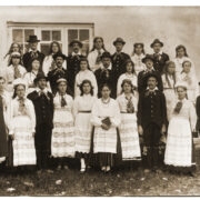 Laulu-Liisa ehk Elise Kuusik raamatuga esireas keskel.