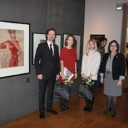 Autasustamistseremoonial Kumus on Wiiralti monotüüpia “Viiuldaja”(“Elu viiul”) kõrval reas minister Indrek Saar, Ingel Vaikla, Alissa Nirk ja Kumu peadirektor Sirje Helme.